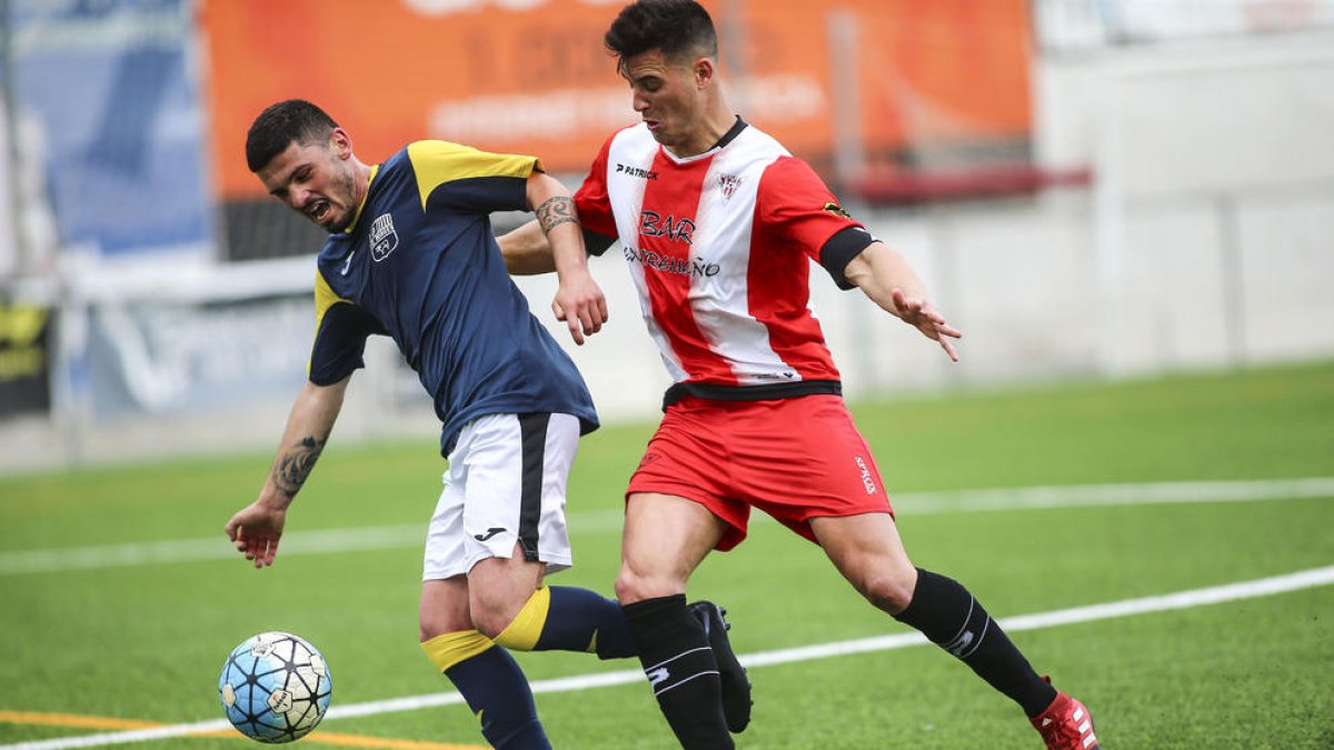 Un jugador local en pressiona un del Borges en una de les jugades del partit disputat ahir al Municipal de Viladecans.