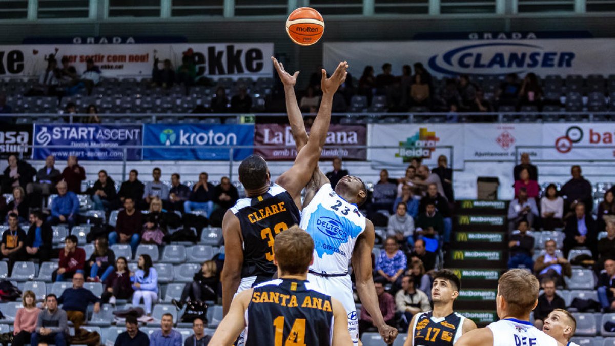 Shaquille Cleare salta por un balón con Faye, en una acción del partido de ayer en el Barris Nord.