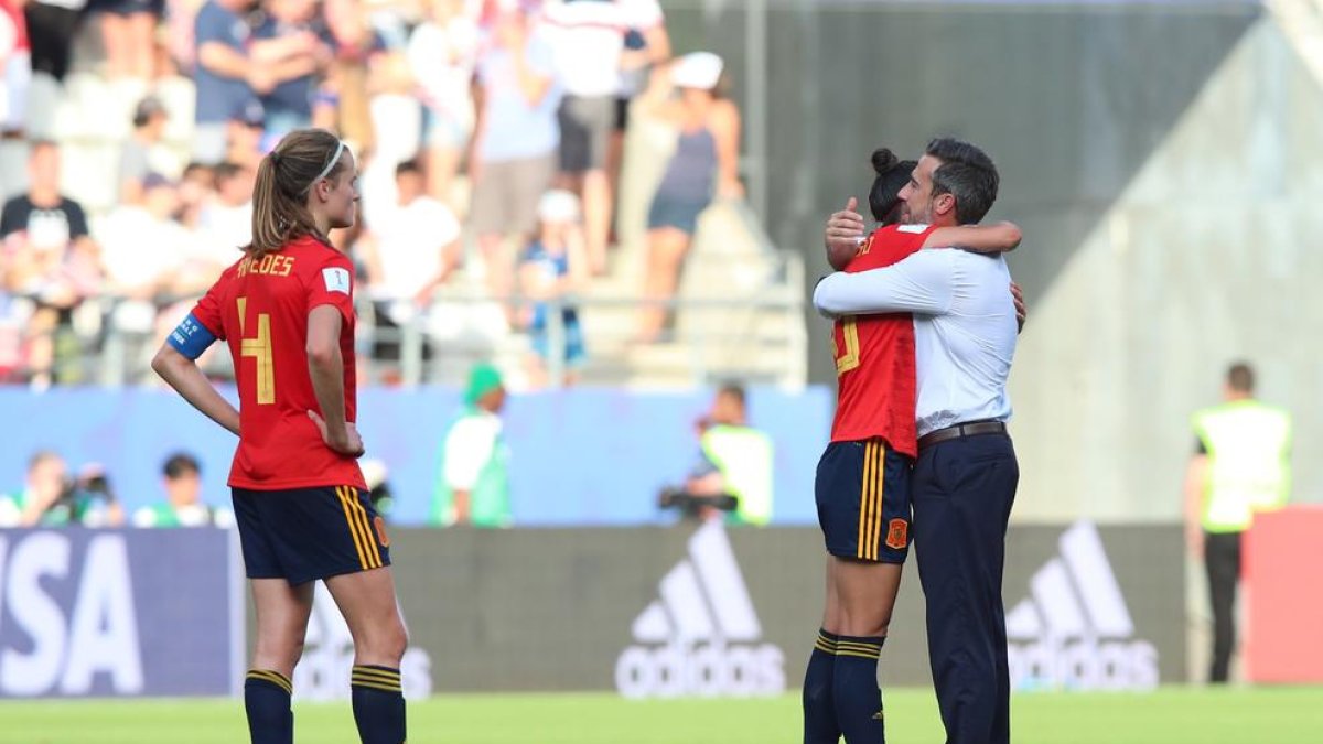 Jorge Vilda abraza a la delantera Jenni Hermoso después de la eliminación frente a Estados Unidos.