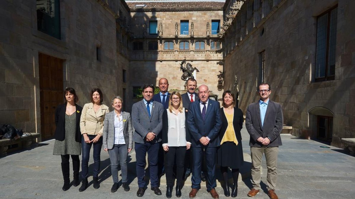 Representants del Conselh i de la Generalitat, ahir a Barcelona.
