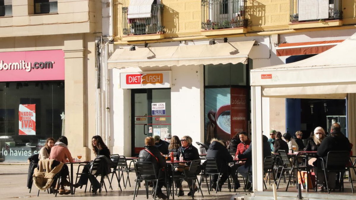 Una terrassa oberta ahir a la plaça Sant Joan de Lleida ciutat.