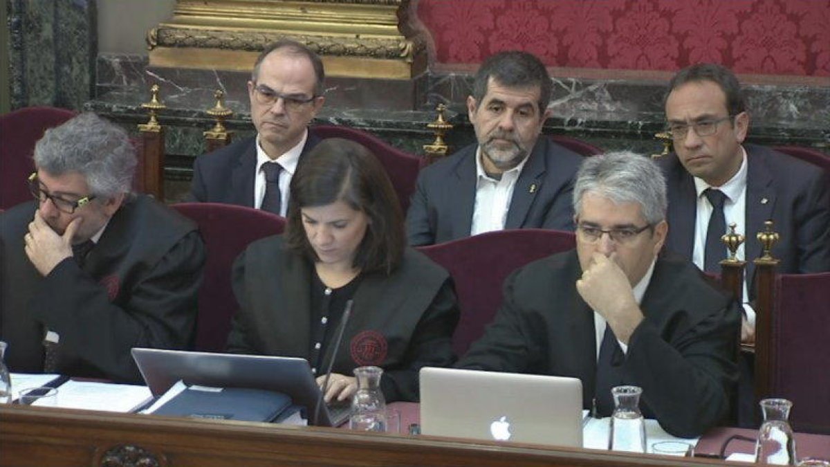 Imatge de Jordi Turull, Jordi Sànchez i Josep Rull, en una de les sessions del judici al Suprem.