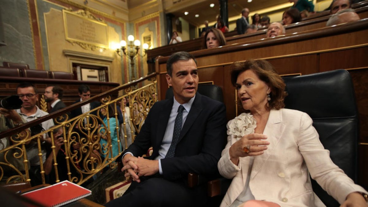 El presidente y vicepresidenta españoles en funciones, Pedro Sánchez y Carmen Calvo, al debate de investidura