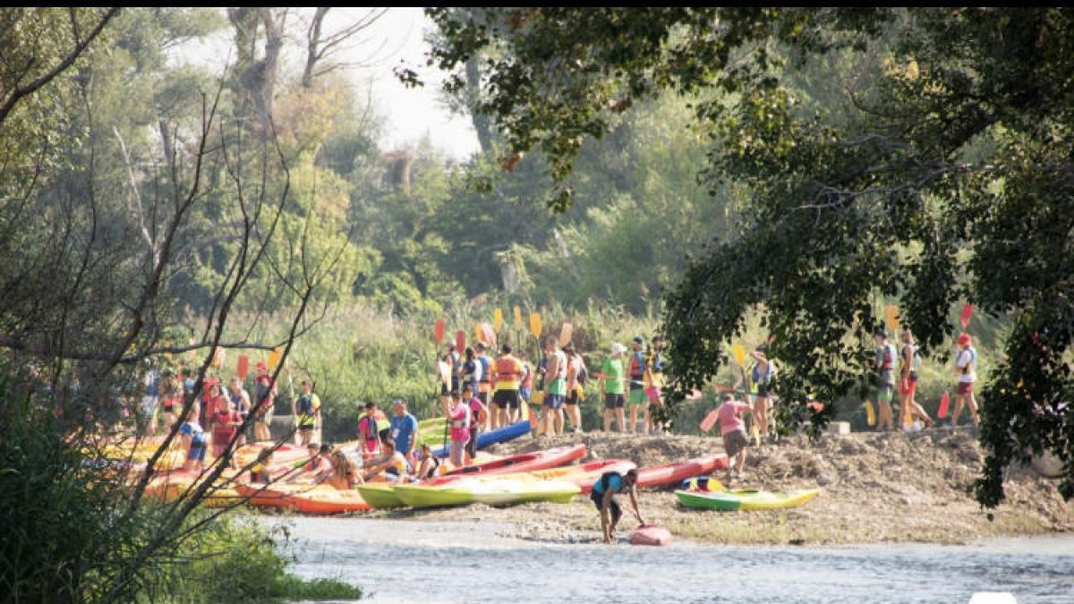 Imatge dels participants al descens de canoes pel Segre.