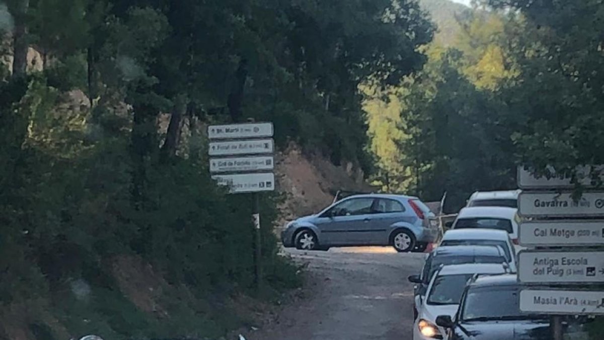 Imagen del fin de semana del colapso de vehículos en la pista forestal de acceso al desfiladero. 