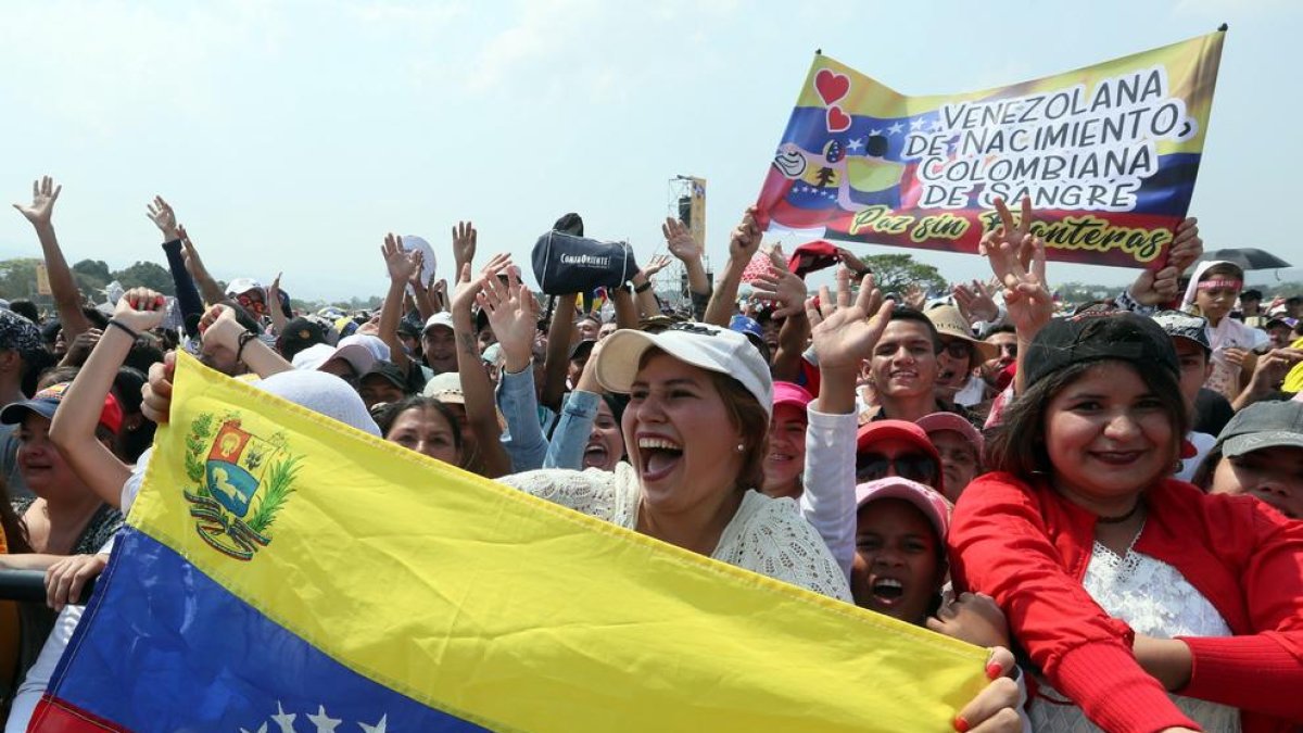 Decenas de personas disfrutan del concierto Venezuela Aid Live, en el puente fronterizo de Tienditas.