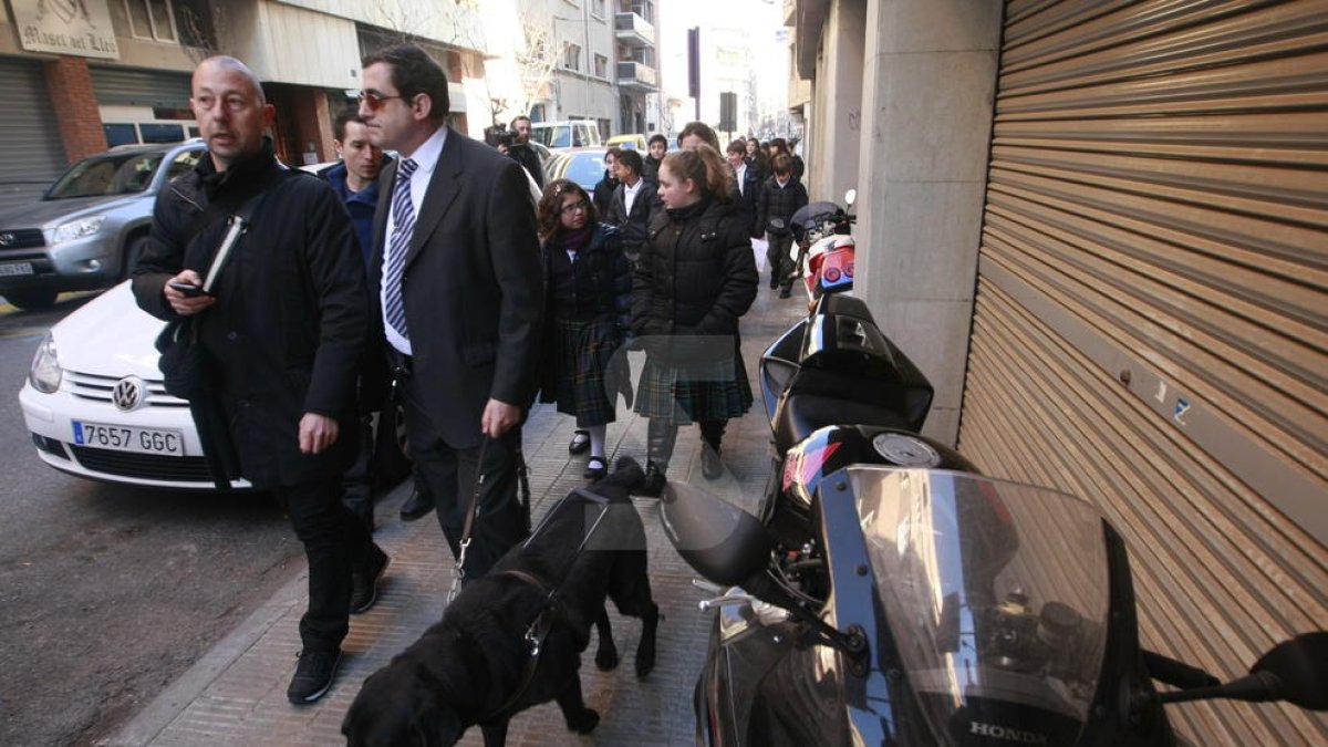 Imagen de archivo de un perro guía con su propietario.