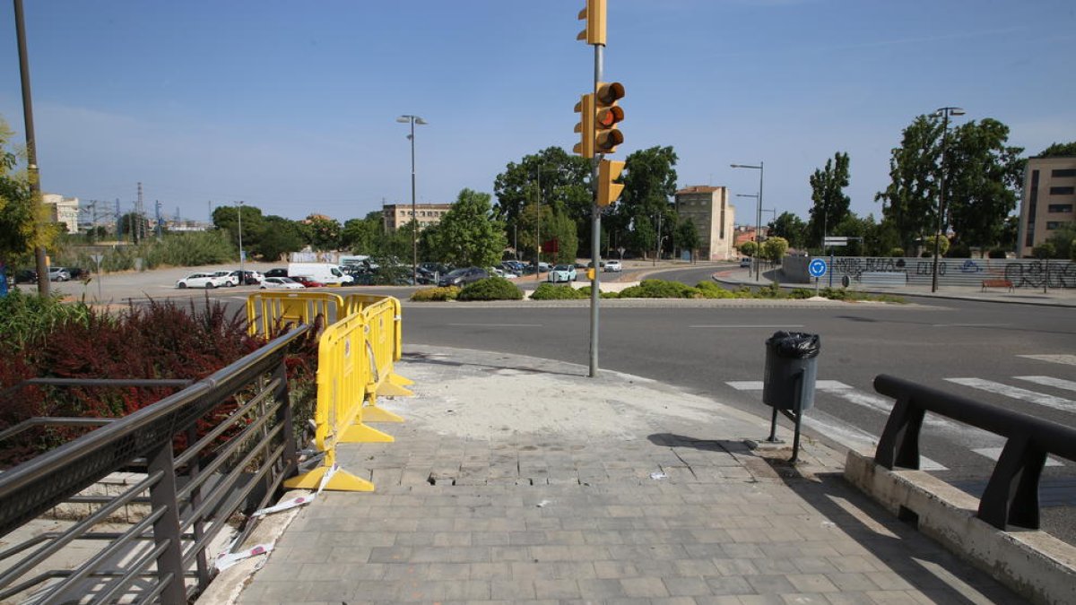 Tres ferits al col·lidir un cotxe al pont de Príncep de Viana