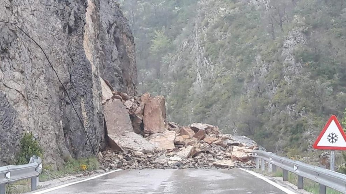 Un desprendimiento corta la A-1605 en Bonansa, en la Ribagorça aragonesa