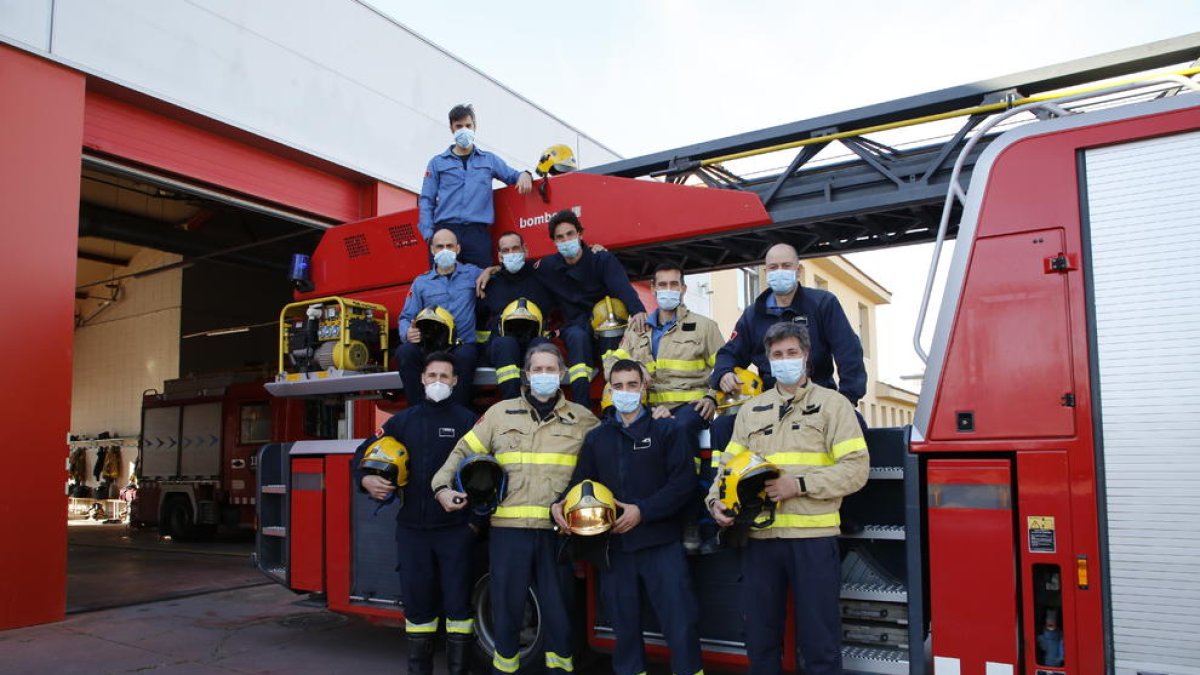 Imagen de los bomberos del parque de Lleida que trabajaron por Nochevieja. 