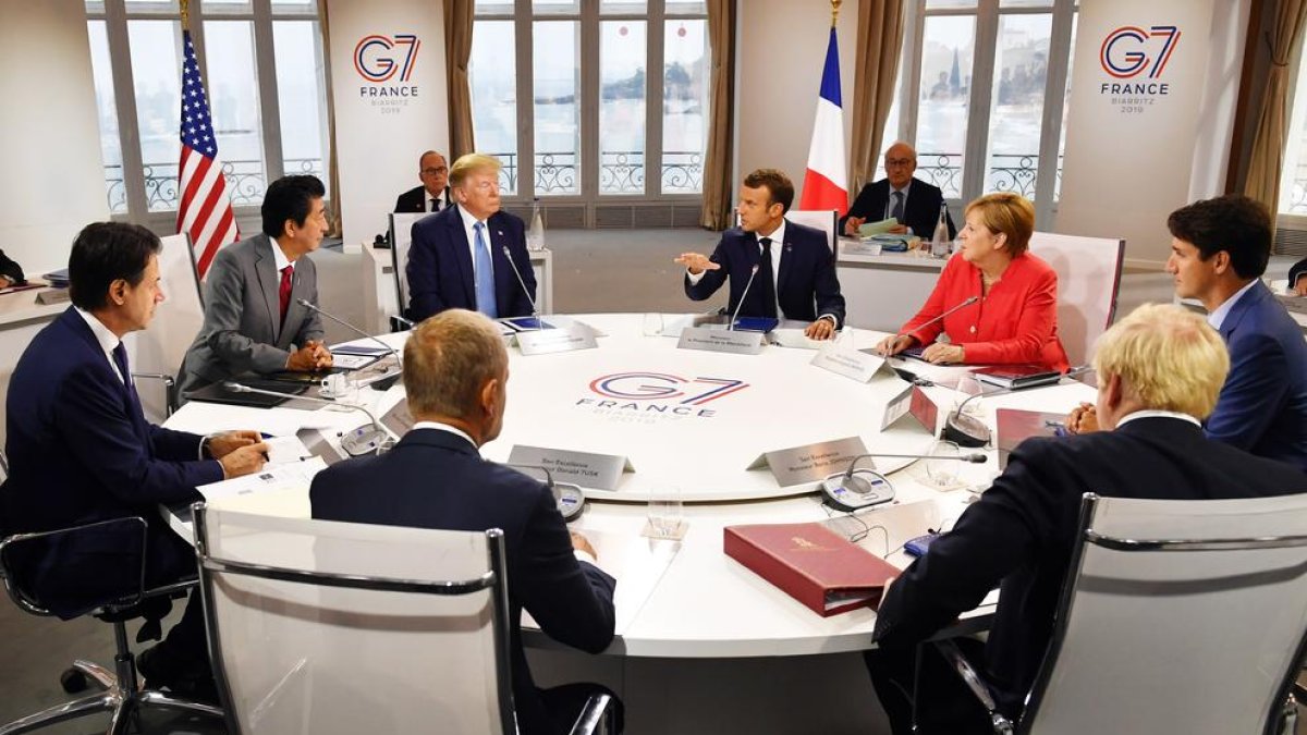 Els líders del G7, durant la reunió que van mantenir ahir a la cimera de Biarritz.