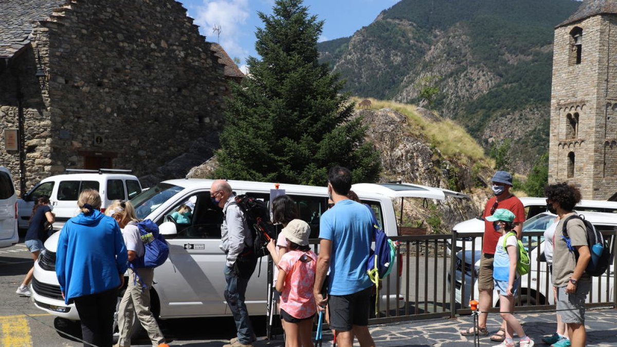 Turistas contratando el servicio de taxis para visitar el Parc Nacional d’Aigüestortes, la joya natural del Pirineo.