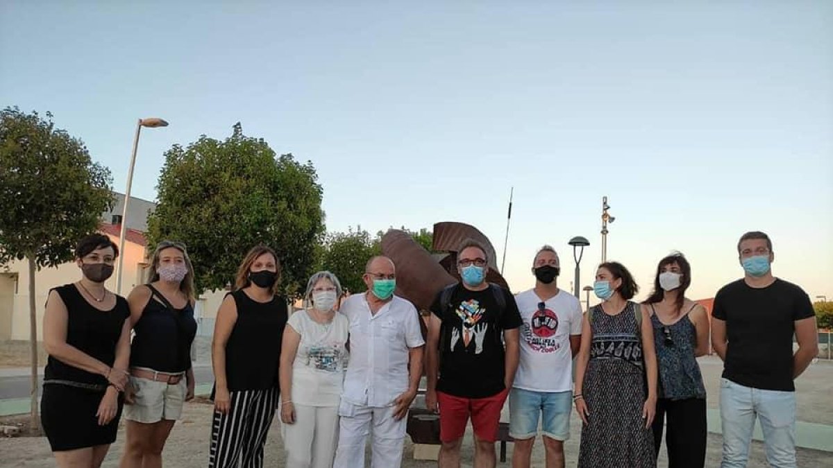 El artista Josep Vall Borda, en el centro con camisa blanca, con autoridades y familiares.