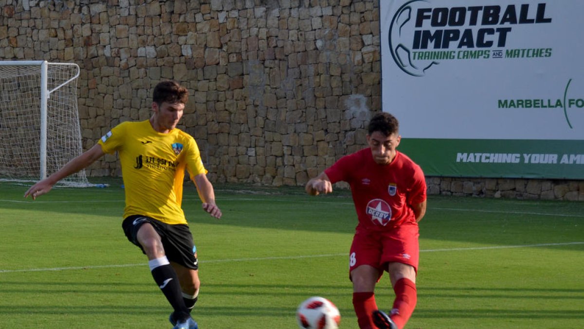 El Lleida Esportiu se estrenó ayer frente al Badajoz en las instalaciones del Marbella Football Center.
