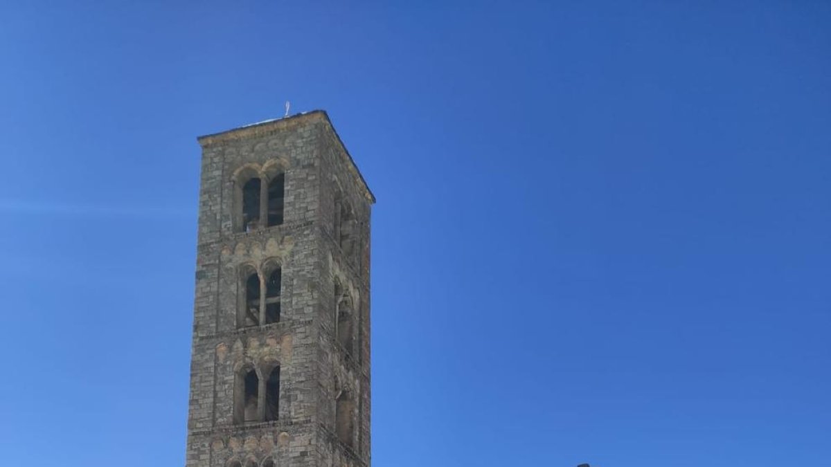 Dos visitants ahir a l’església de Sant Climent de Taüll.