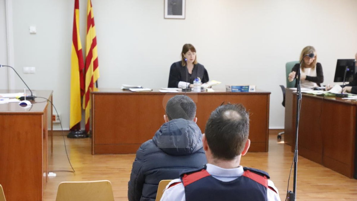 El acusado de intentar lanzar por la ventana a la expareja en Lleida, al juicio