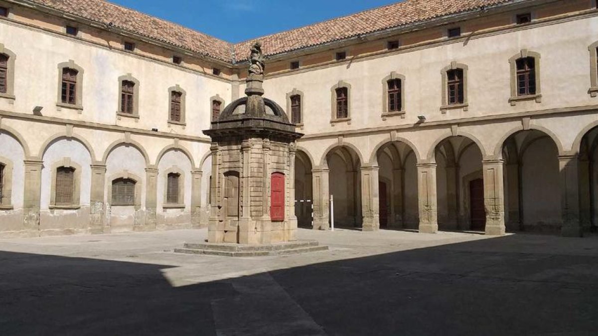 Els patis de la Universitat de Cervera.