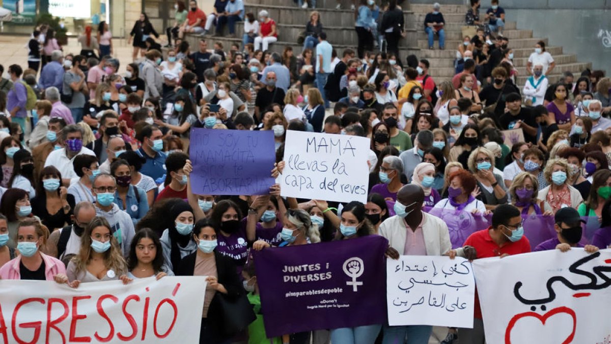 Una movilización en la plaza Sant Joan de Lleida en apoyo a la menor agredida sexualmente en Rosselló