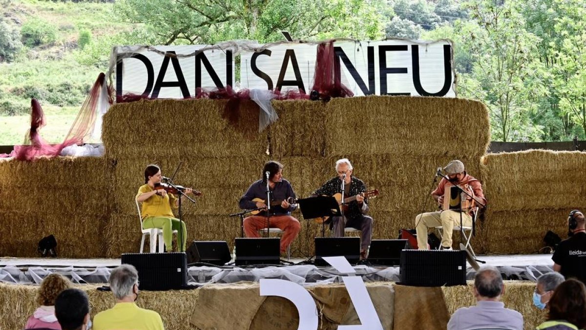 El recinte firal d’Esterri d’Àneu va acollir l’espectacle protagonitzat pel grup de folk Corrandes són Corrandes amb l’artista Jaume Arnella.