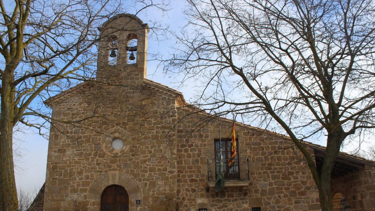 Imagen del interior de la ermita de la Mare de Déu de Solés de Tiurana (izquierda) y una vista del exterior del templo. 