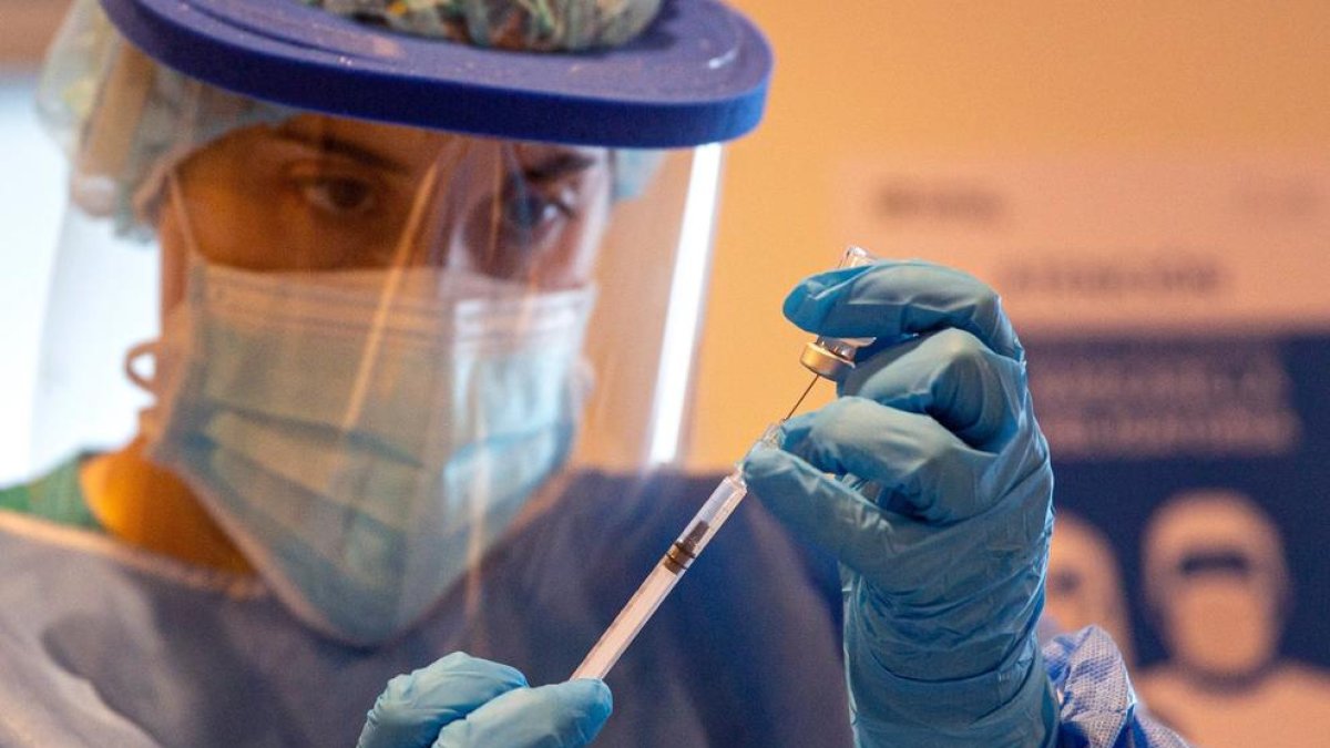 Una sanitaria prepara una dosis de la vacuna de Pfizer-BioNTech para administrarla en La Rioja.