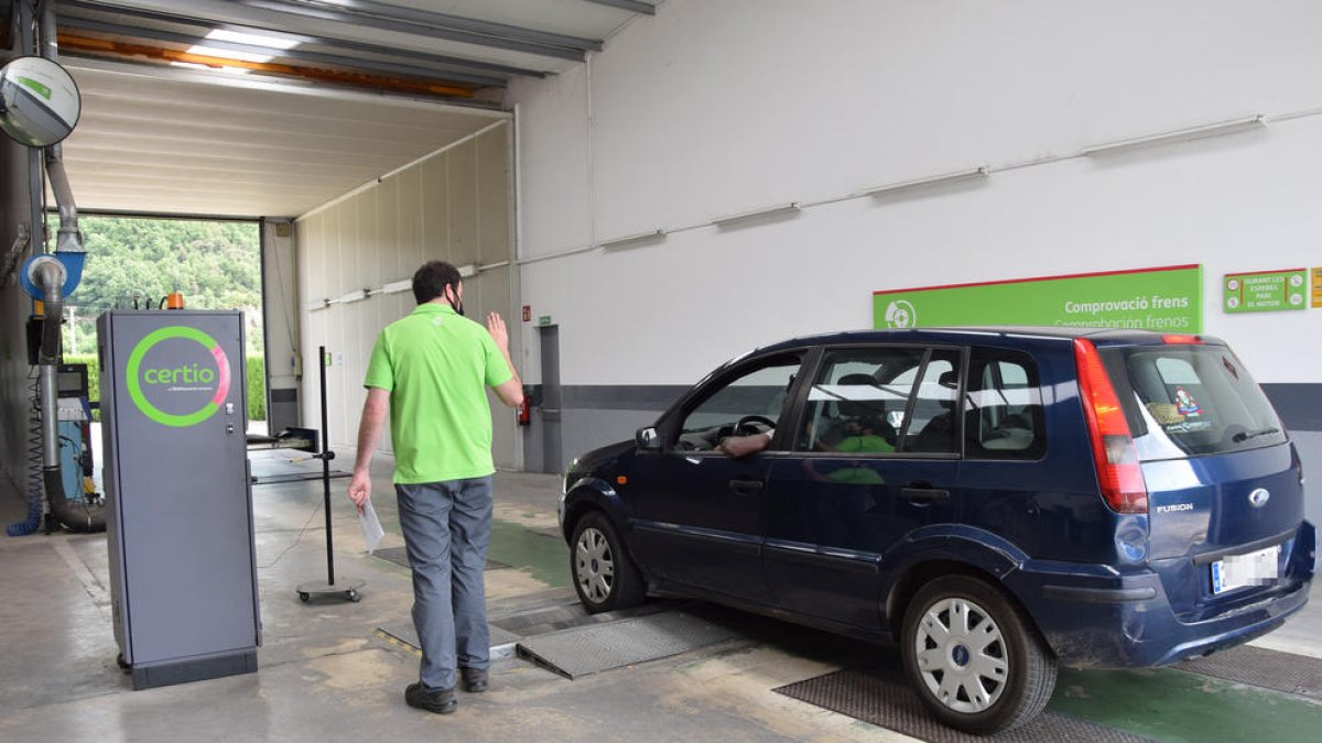 Un vehicle passant ahir la ITV al centre de Certio de l’Alt Urgell.