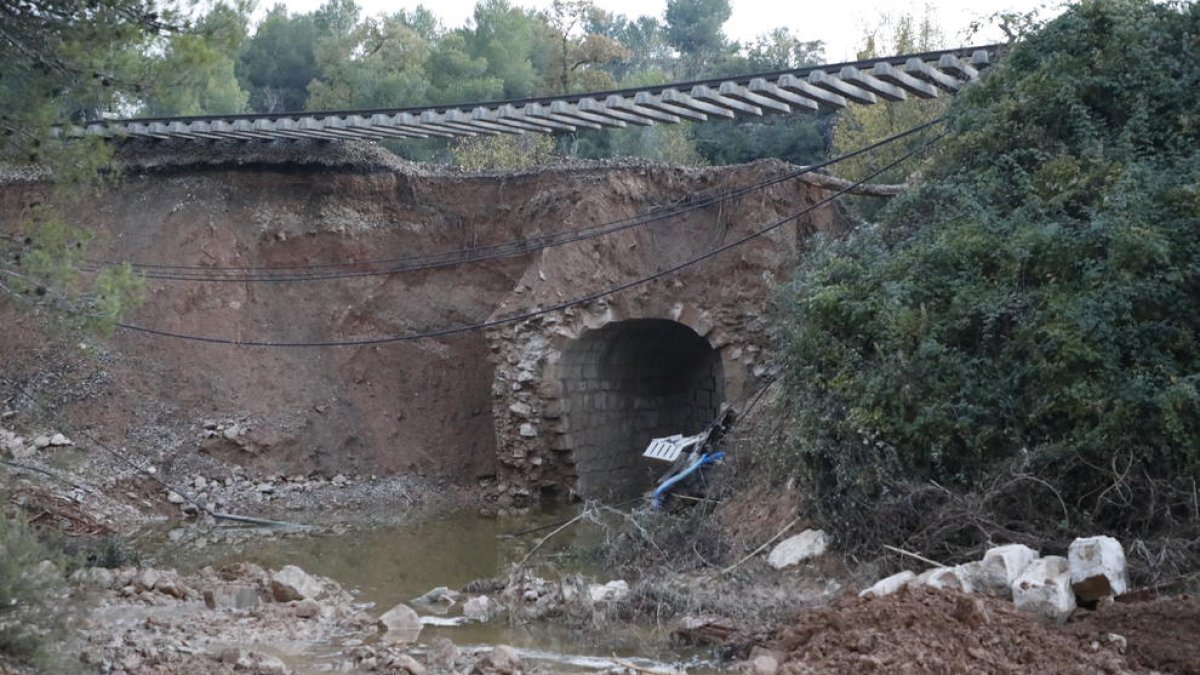 Imagen de archivo del tramo de la vía del tren de la costa que quedó colgando en Vinaixa tras las inundaciones del 22 de octubre. 