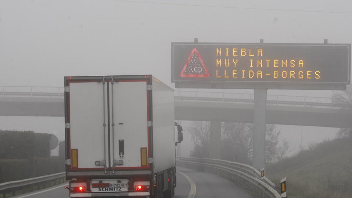 Imagen de archivo de un cartel en la AP-2 que advierte de niebla intensa entre Lleida y Les Borges.