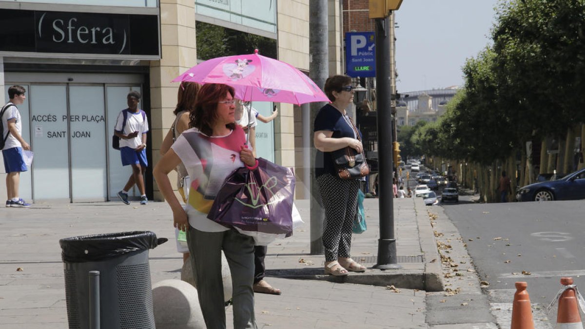 Una mujer con una sombrilla en Lleida.