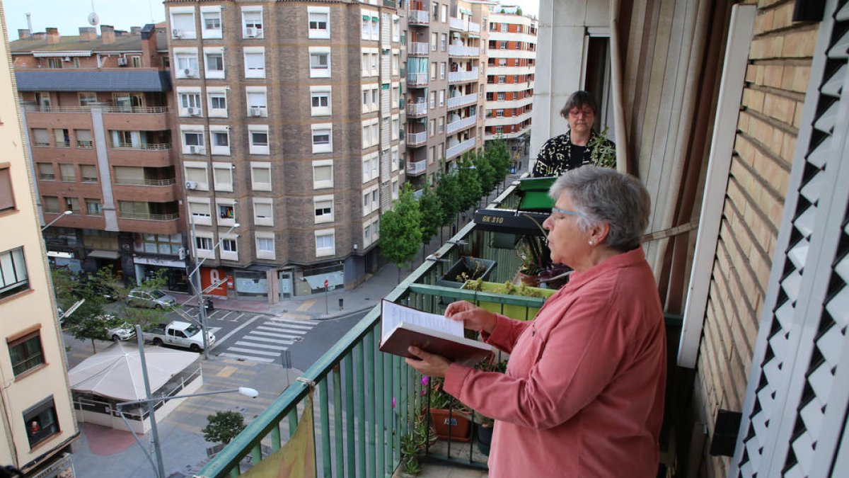 Gemma Naranjo y Montserrat Virgili, cantando ‘El Virolai’ desde sus balcones en Martin Ruano.