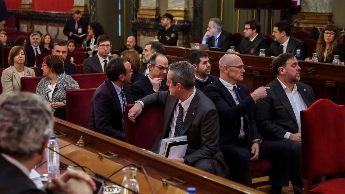 El fiscal Javier Zaragoza mirando a la cúpula del 1-O en el primer día de juicio en el Supremo, en 2019.