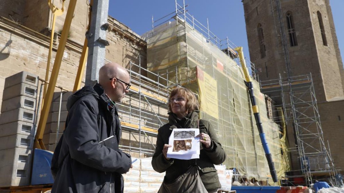 Ramon Solé y Esther Colls, ayer a pie de las obras en la Seu Vella.