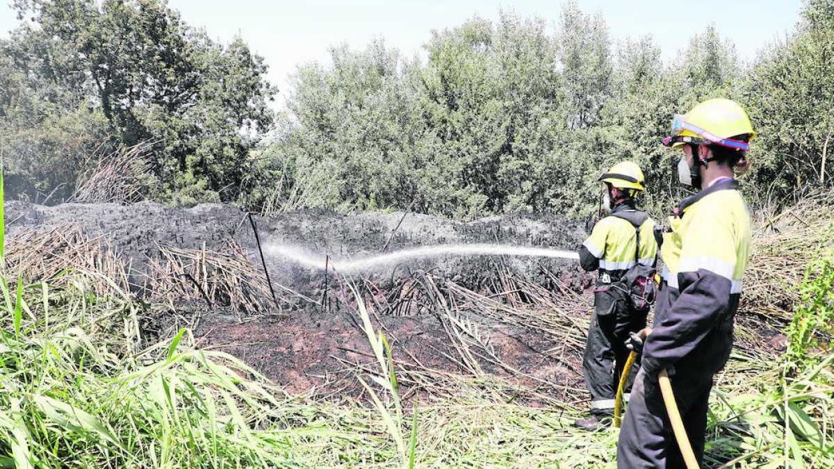 Imagen de la extinción del incendio ayer.