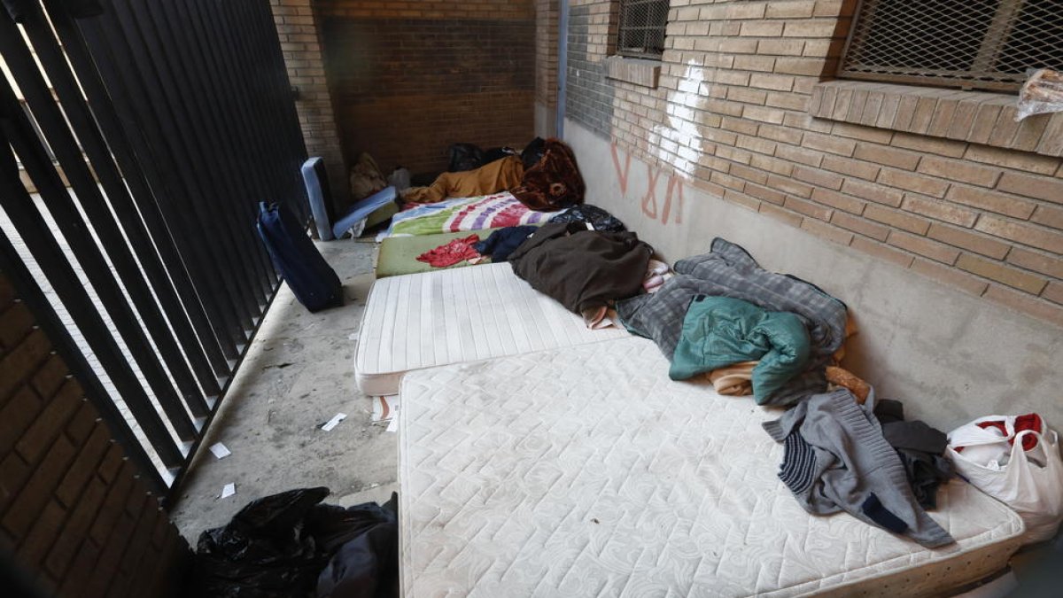 Colchones y ropa en una zona de la calle Palau donde suelen dormir varias personas.