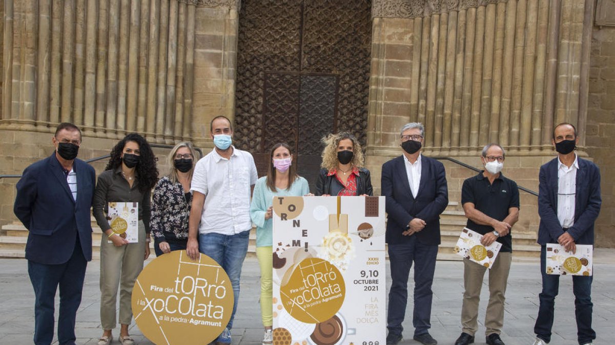 Los organizadores de la 32 edición de la Fira del Torró i la Xocolata a la pedra, durante el acto de presentación ayer en Agramunt. 