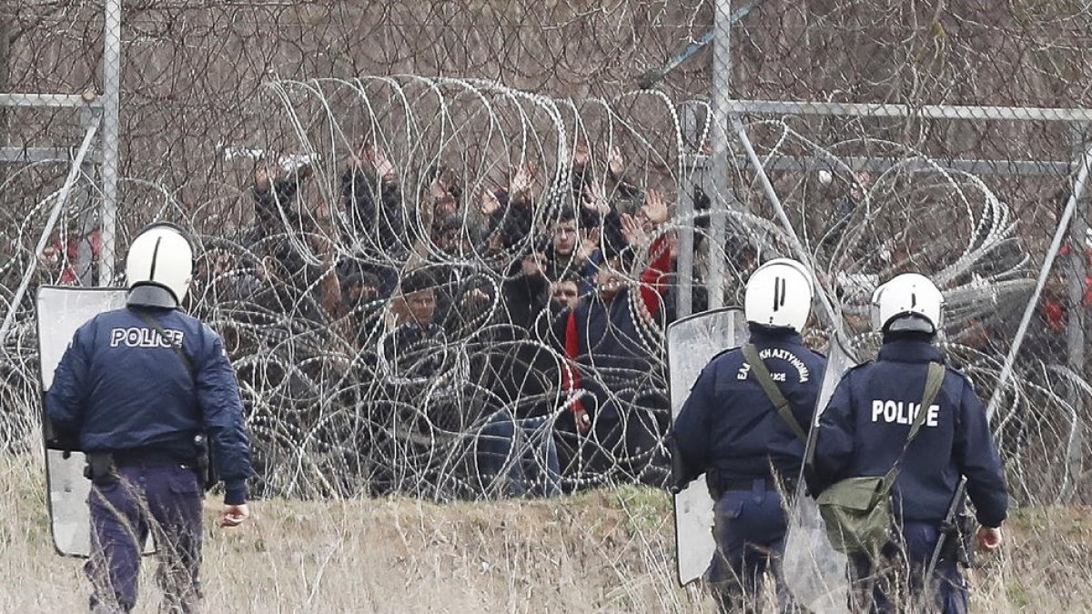 Imagen de una actuación policial griega en la frontera con Turquía.