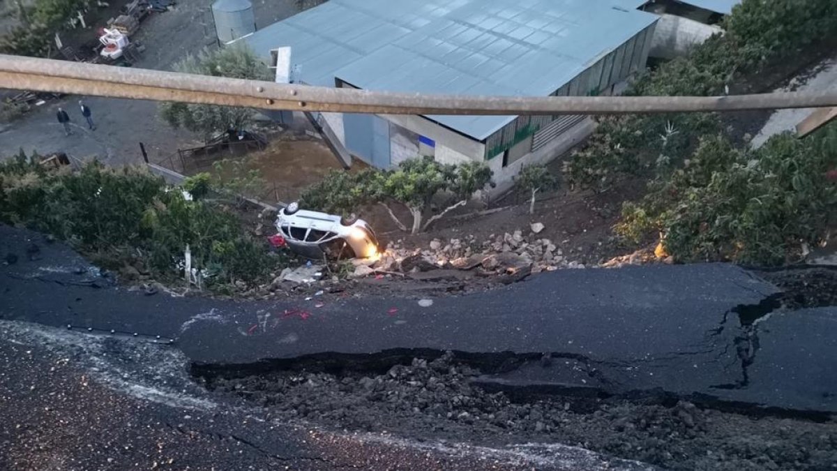 Un turisme va caure a l’enfonsar-se la calçada a Màlaga.