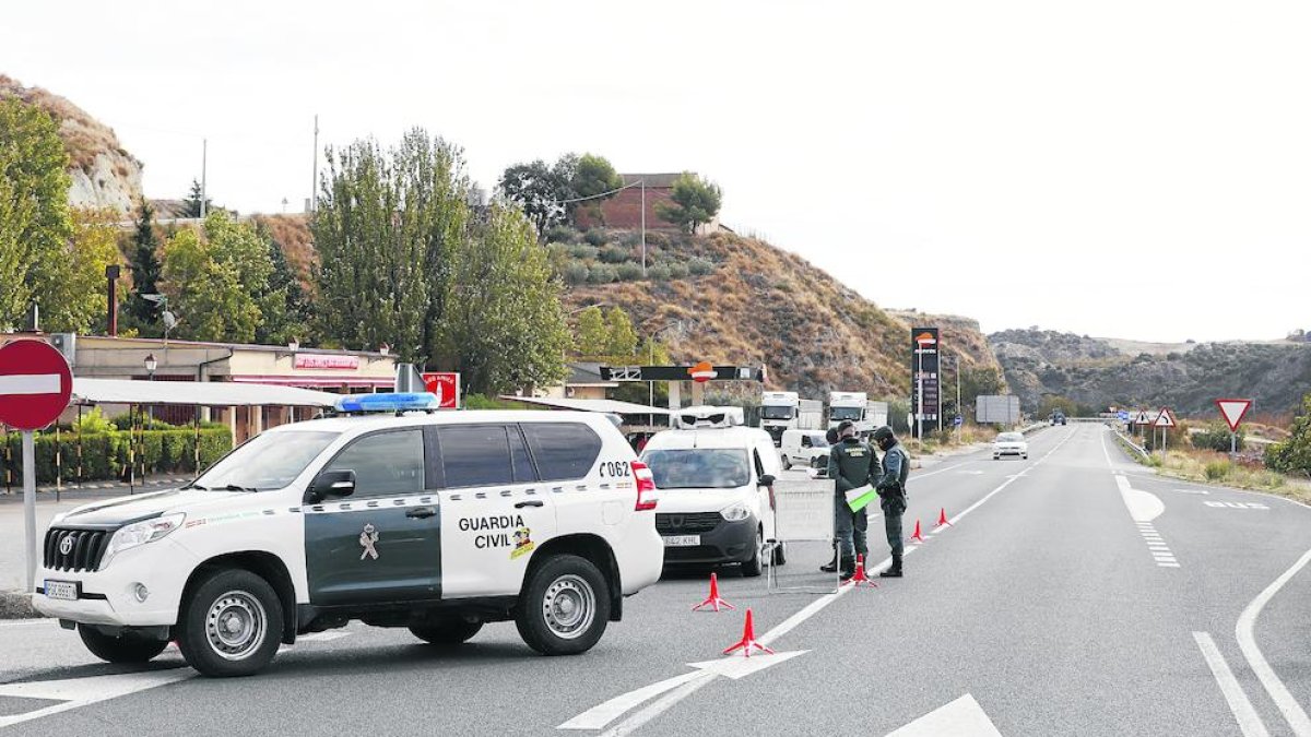 Uno de los controles de la Guardia Civil en el municipio de Castellonroi.