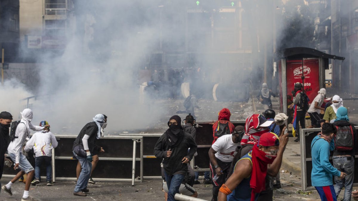 Enfrentamientos en las calles de Caracas entre detractores de Maduro y las fuerzas de seguridad.