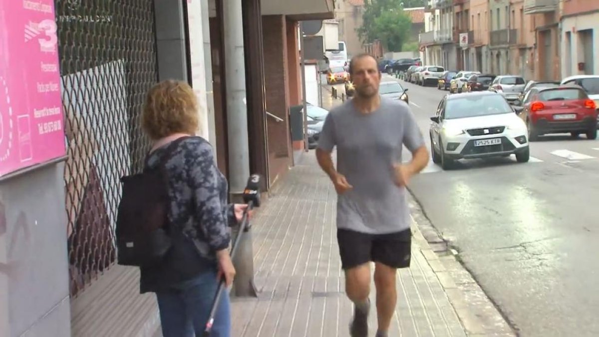  Xavier Novell con ropa de deporte ayer por la mañana en las calles de Manresa.