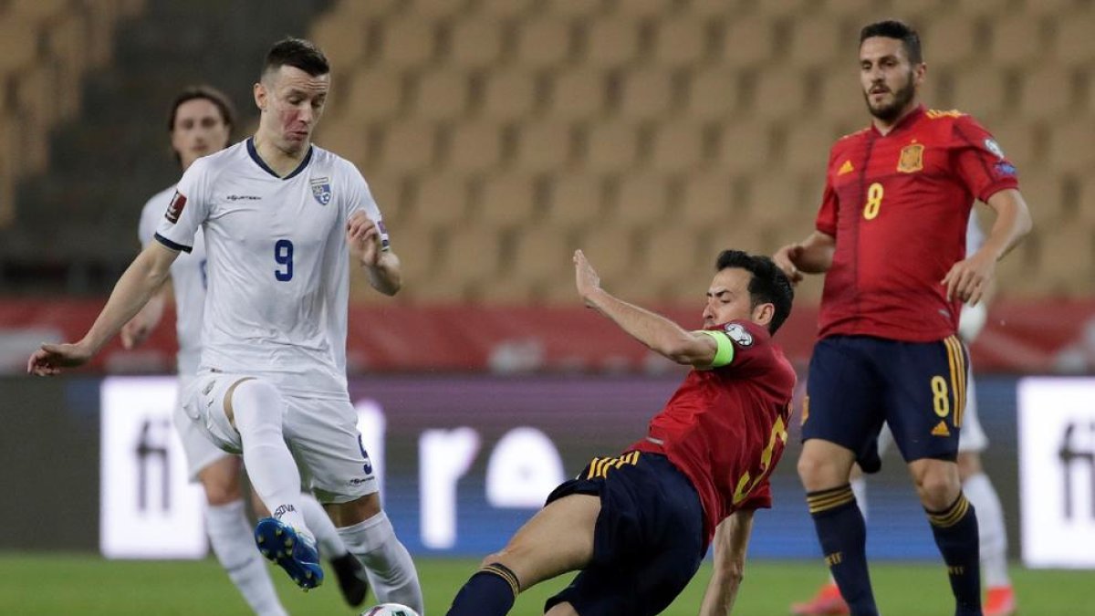 Sergio Busquets lluita una pilota amb el centrecampista de Kosovo Bersant Celina.