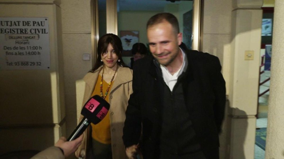 Novell i Caballol sortint del jutjat de pau de Súria després d’oficiar l’enllaç matrimonial, ahir a la tarda.