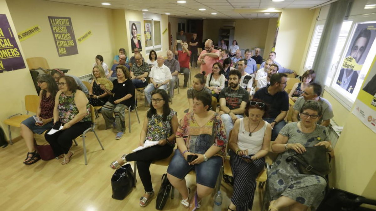 Assistents a l’assemblea d’ERC en la qual va quedar ratificat el govern tripartit a la Paeria.