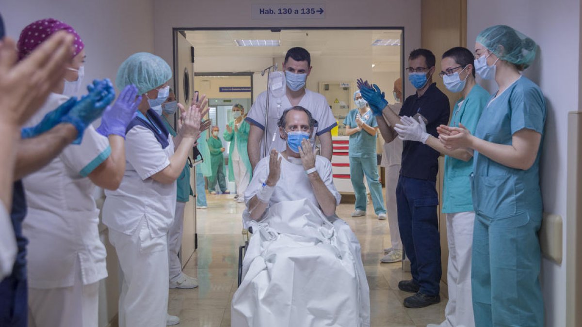 Sanitaris aplaudeixen el trasllat a planta de l’últim ingressat a l’UCI de l’Hospital Quirónsalud Sagrado Corazón a Sevilla.
