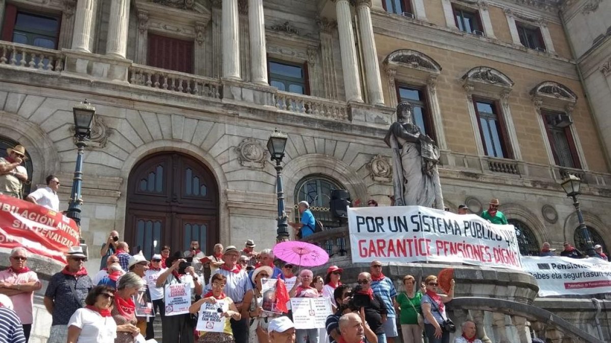 Protesta de pensionistes, ahir a Bilbao.