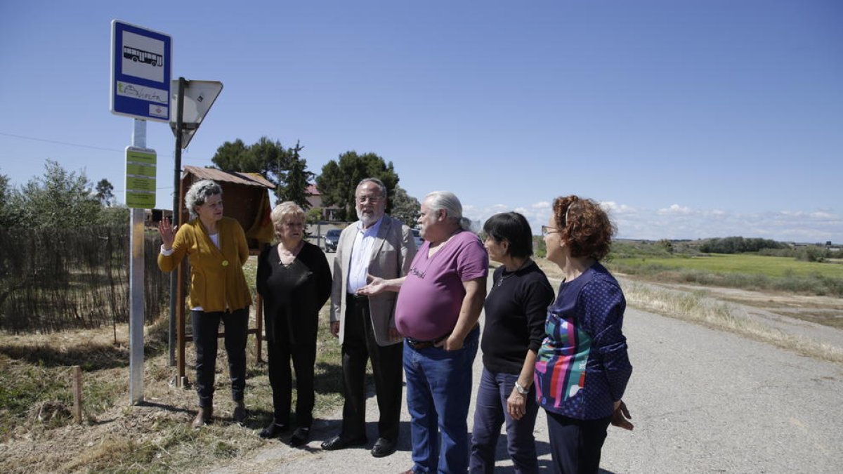 Veïns del Camí de la Mariola, al costat d’una parada del taxi a demanda a la partida.