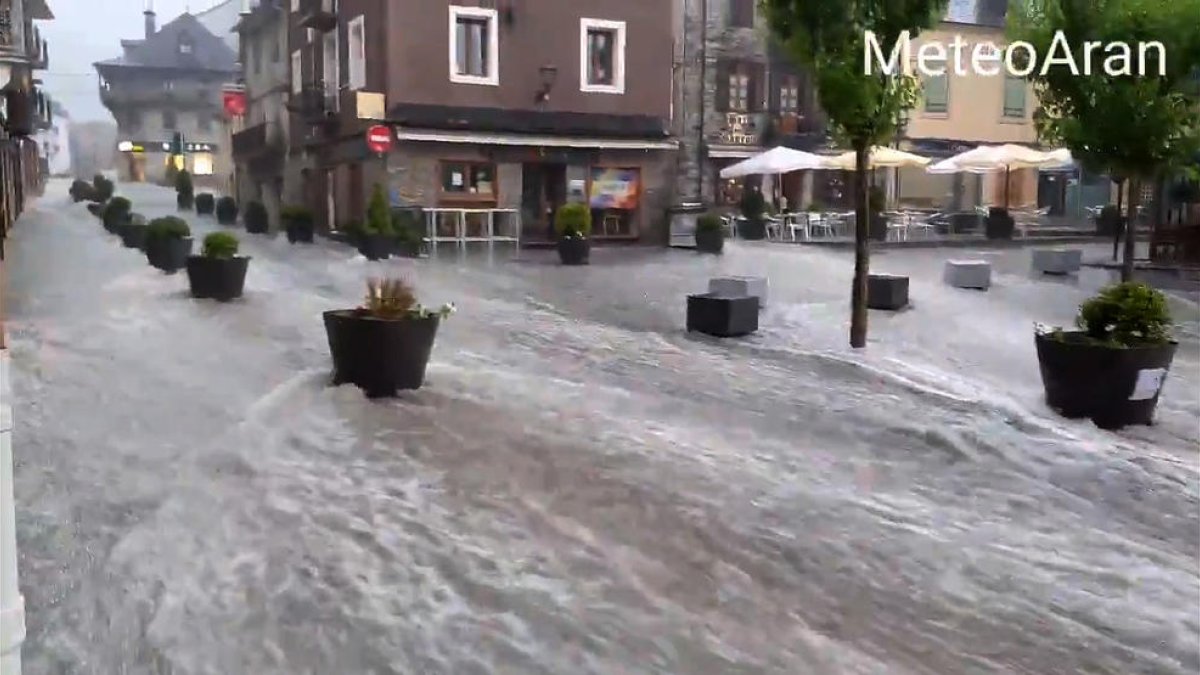 El Passeig dera Libertat de Vielha, inundat.