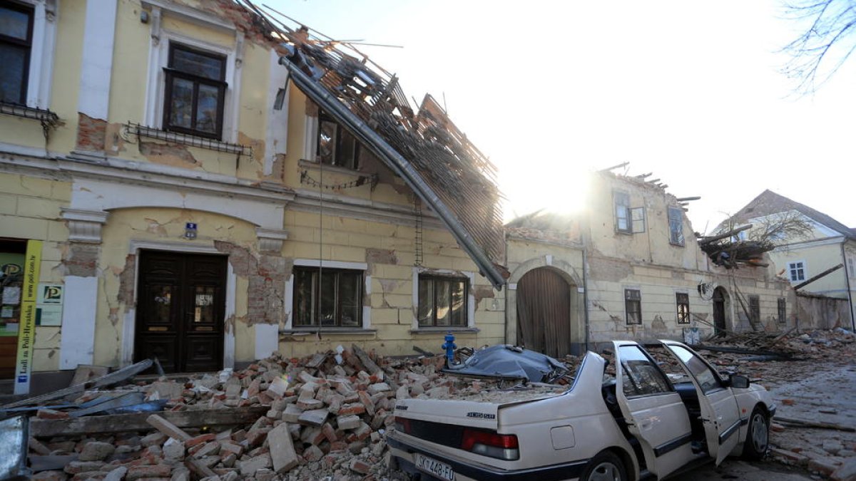 Al menos cinco muertos, numerosos heridos y edificios hundidos por un fuerte terremoto en Croacia