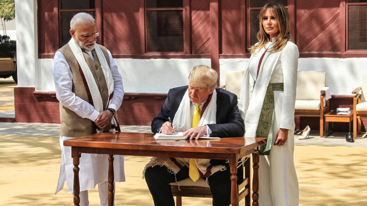 Trump, en el centro, junto al presidente de India Narendra Modi.