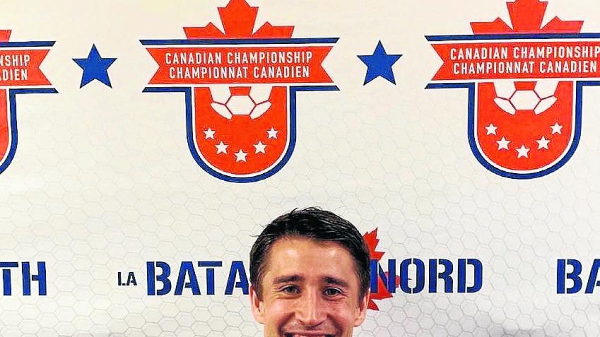 Bojan Krkic posa con su primer título en el fútbol canadiense.